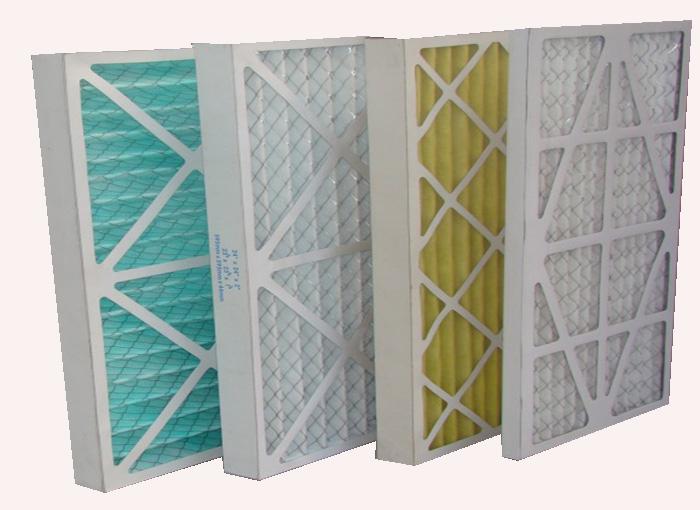 紙框初效過濾器濾料：是以折疊形式裝入高強度摸且硬紙板內，迎風面積增大。流入的空氣中的塵埃粒子被過濾材料有效阻擋褶與褶之間。